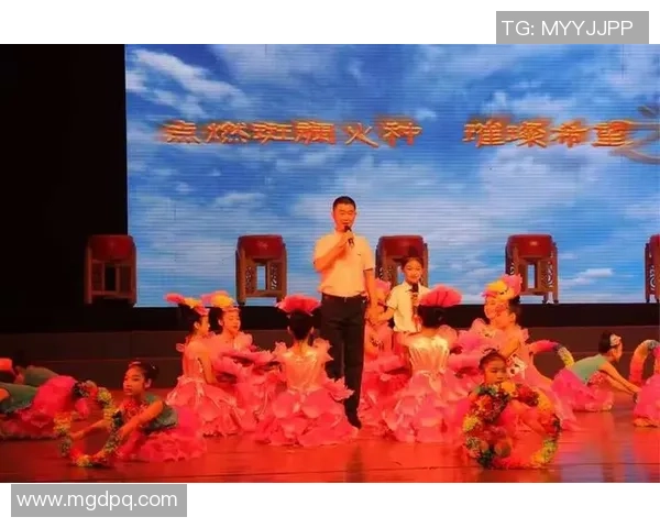 足球明星亲笔签名赠予孩子们点燃梦想的希望之光